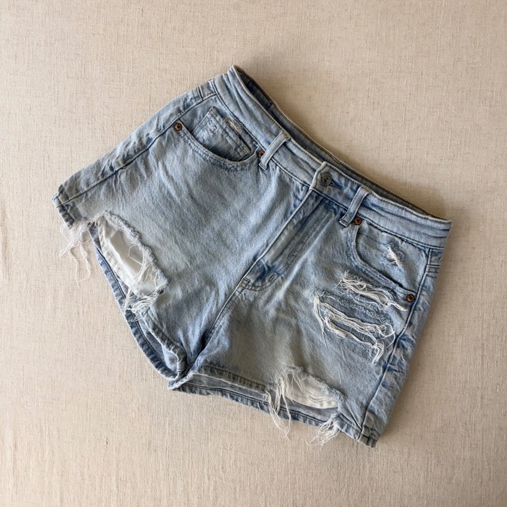 American Eagle Mom Short Light Wash Distressed Rainbow Sunshine Denim Size 2